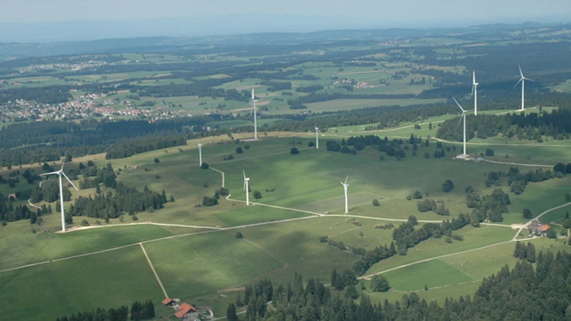 Jura und Windräder mit Landung / Region Jura Wind Turbines with Landing