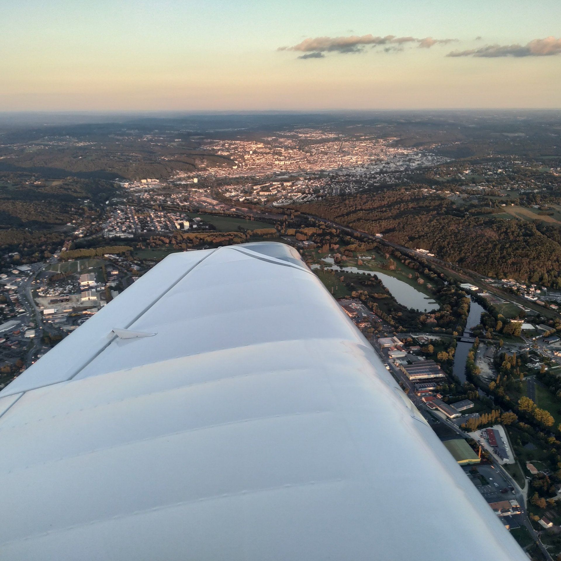 Survol du château d’Hautefort et  tour de ville de Périgueux