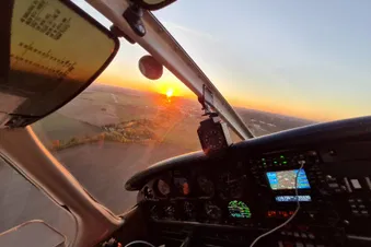 Dämmerungsflug, idealer Weise mit Sonnenuntergang