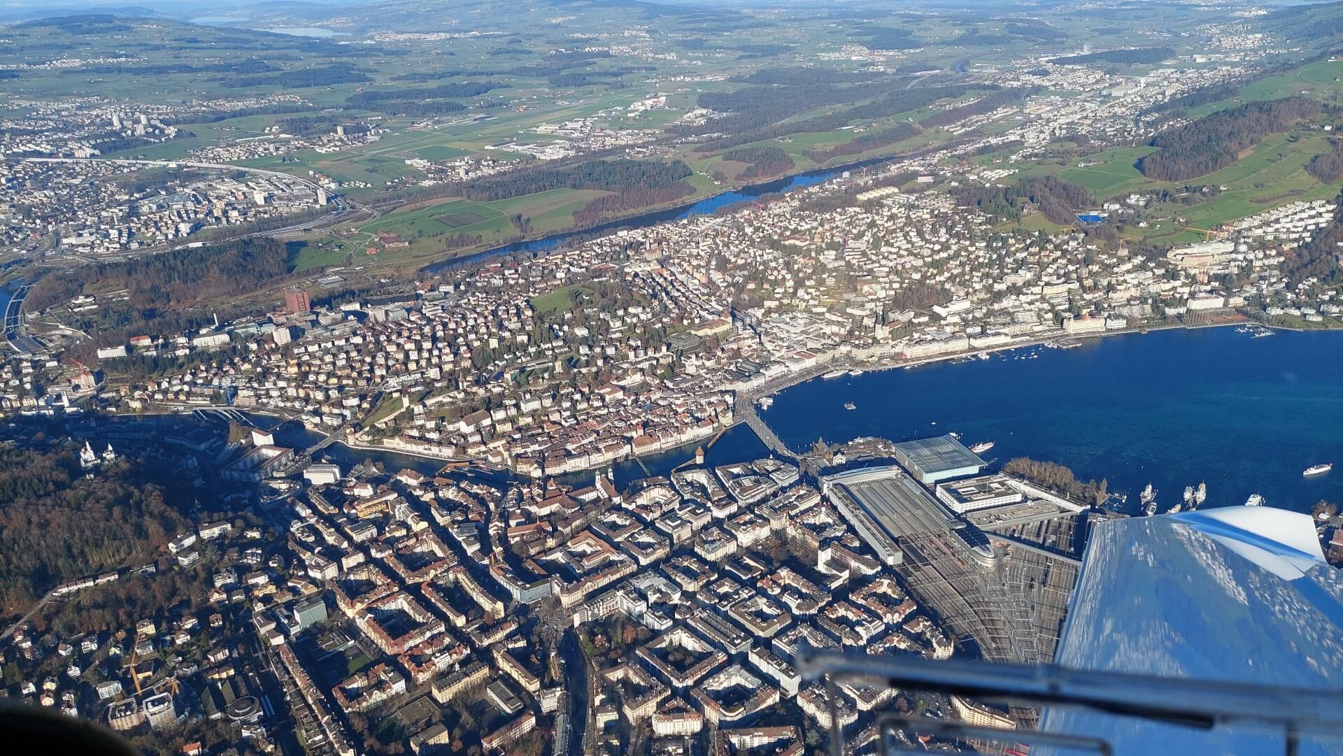 Rundflug mit Heiratsantrag und "Will you marry me?" Banner