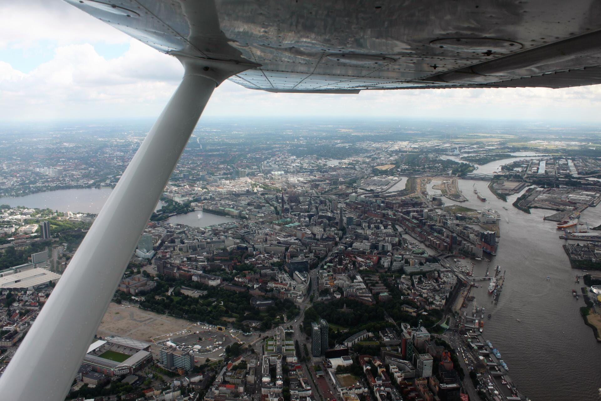 Hamburg von oben: Elbe, Hafen und die Wahrzeichen der Hansestadt