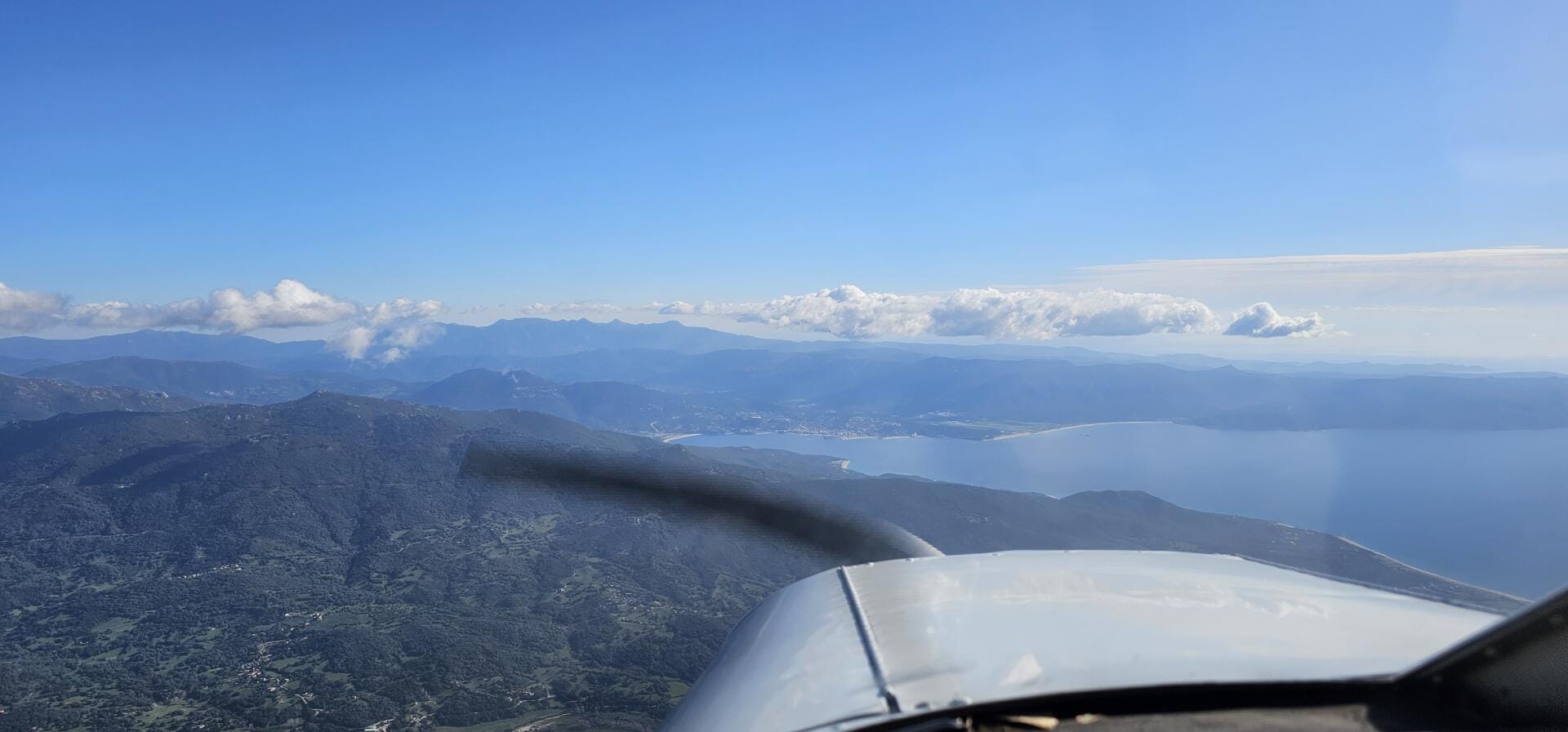Vol panoramique exclusif de l'extrême sud de la Corse