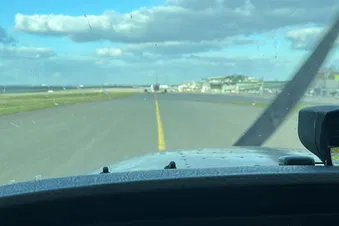 Dortmund Flughafen, hinter einem Airbus von Eurowings