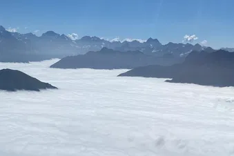 Vol au dessus des vallées embrumées