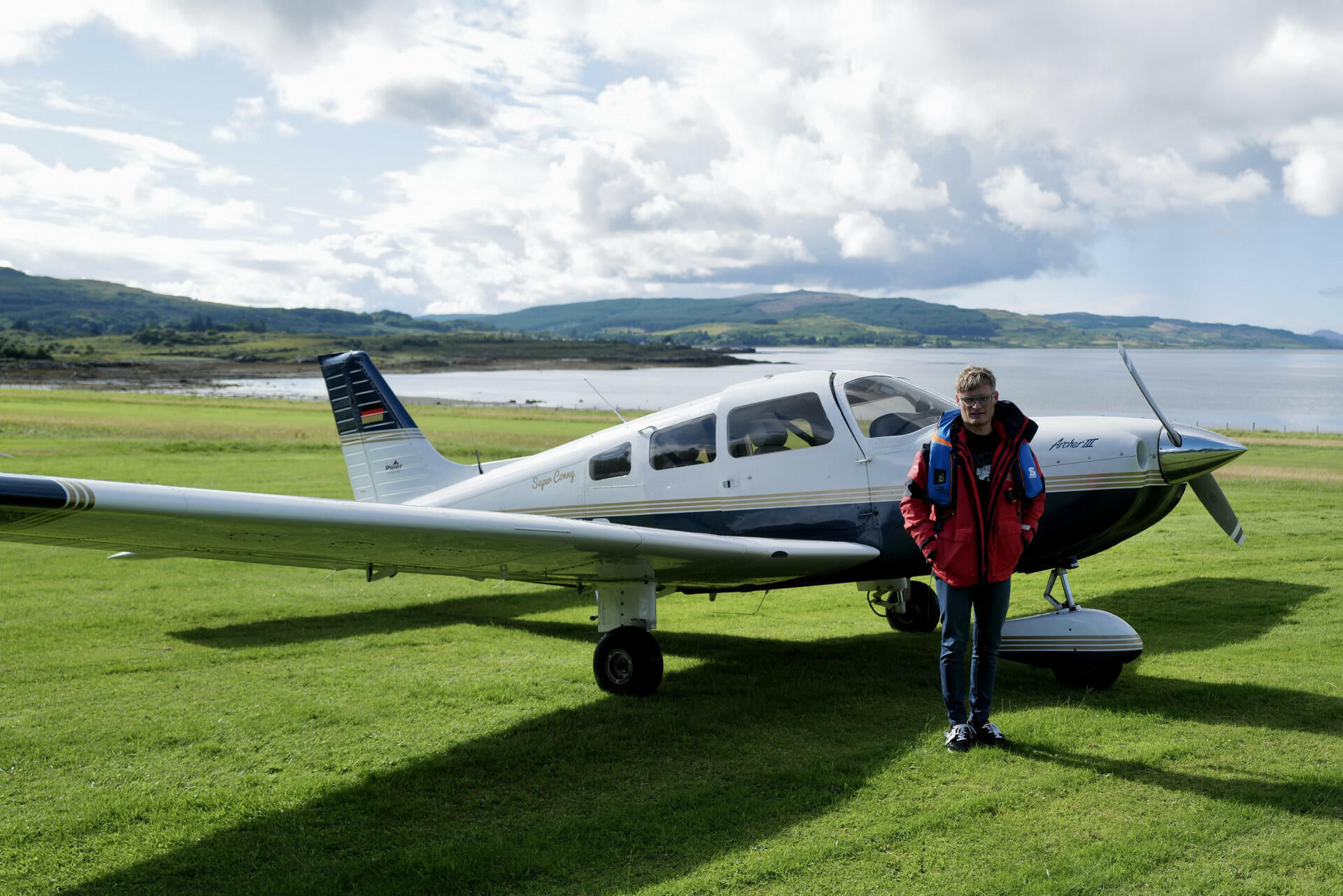 Die Piper im Fjord von Schottland