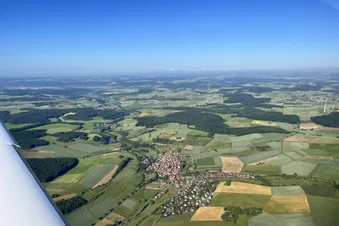 Rundflug über Unterfranken, Mainschleife, Würzburg, Weininsel.