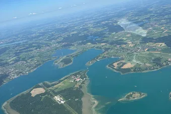Flug über den Chiemsee und in die Alpen