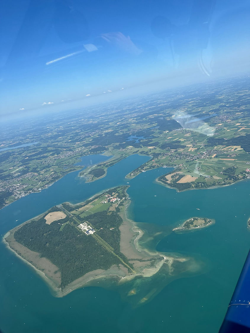 Flug über den Chiemsee und in die Alpen
