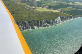 Les 2 caps gris et blanc nez avec escale aeroport de calais