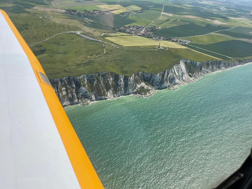 Les 2 caps gris et blanc nez avec escale aeroport de  calais