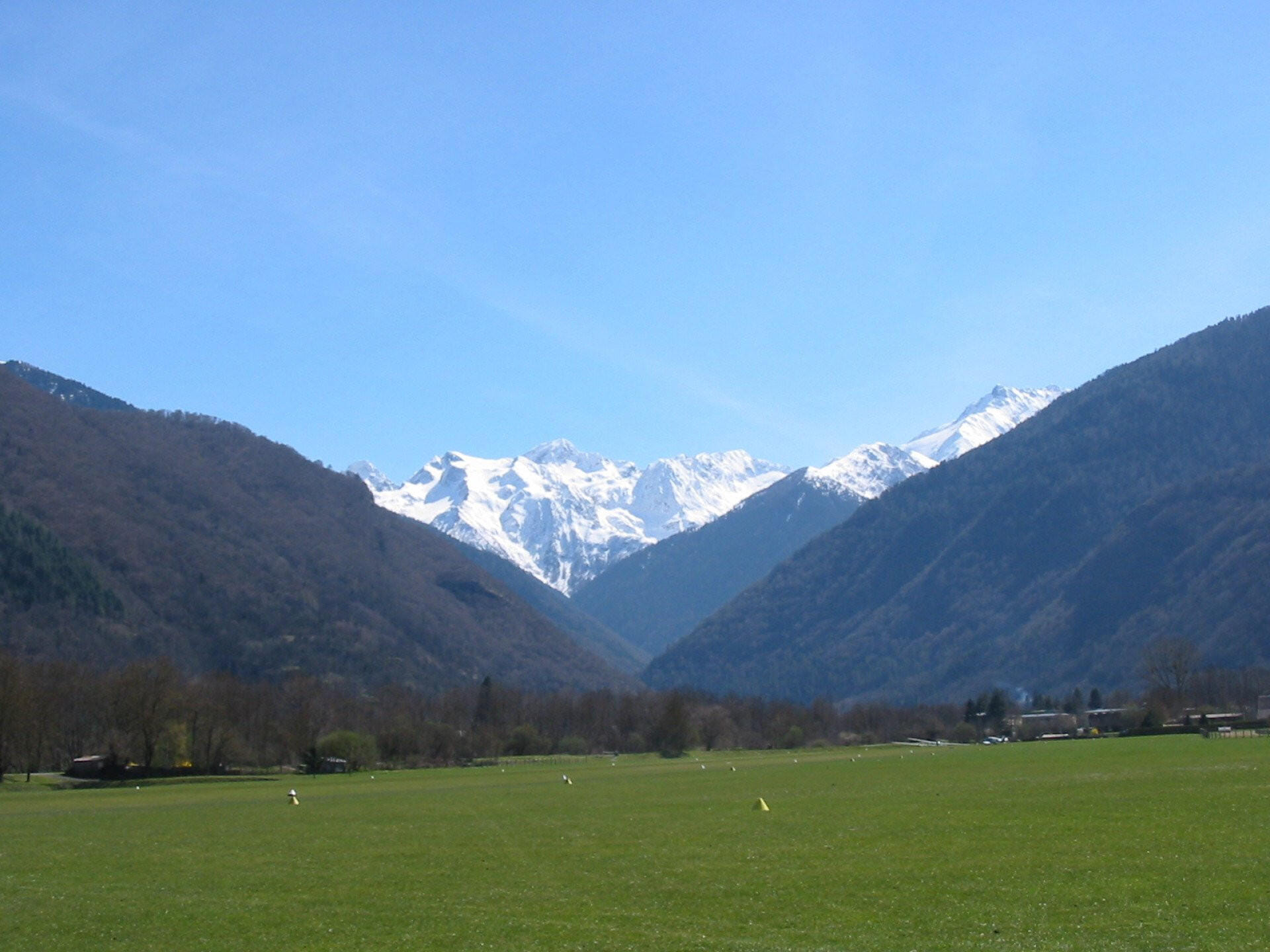 L' aérodrome et les Pyrénées