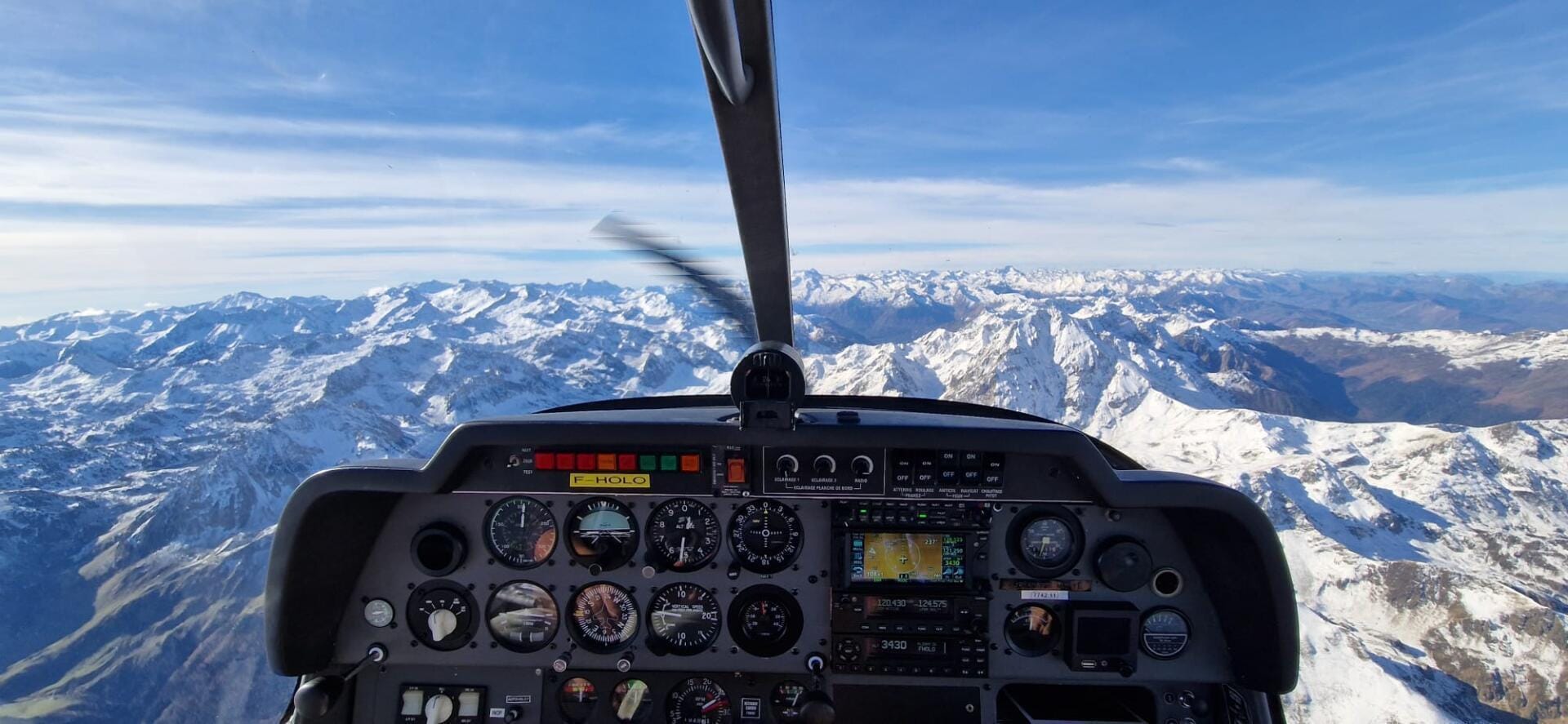 Chaîne des Pyrénées vue depuis le cockpit