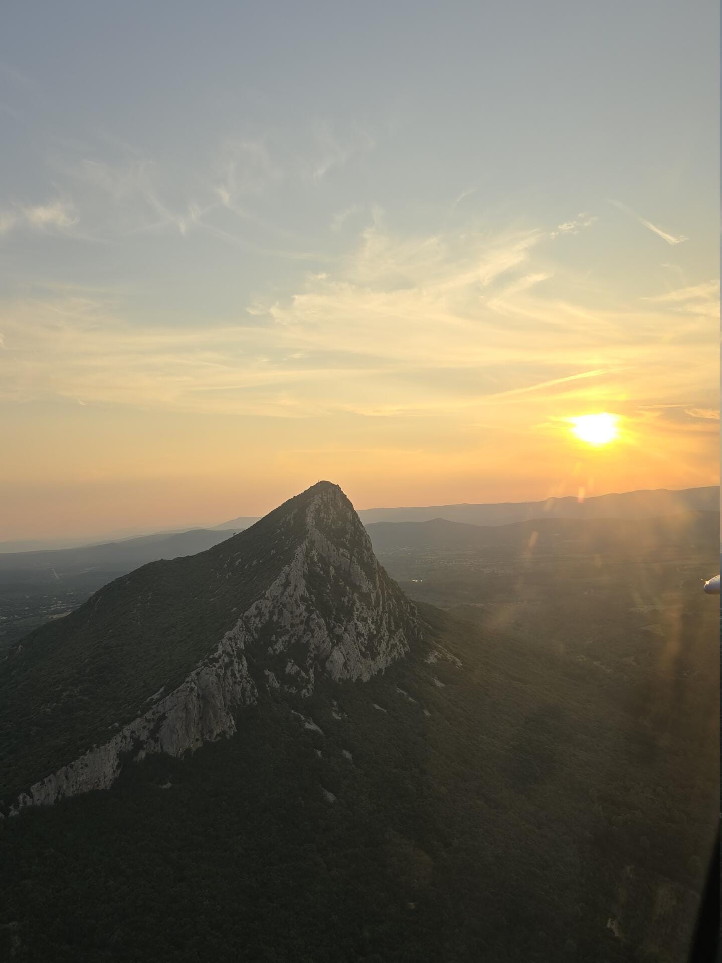 Vues vertigineuses du Pic Saint Loup en flight