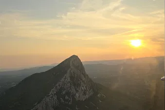 Vues vertigineuses du Pic Saint Loup en flight