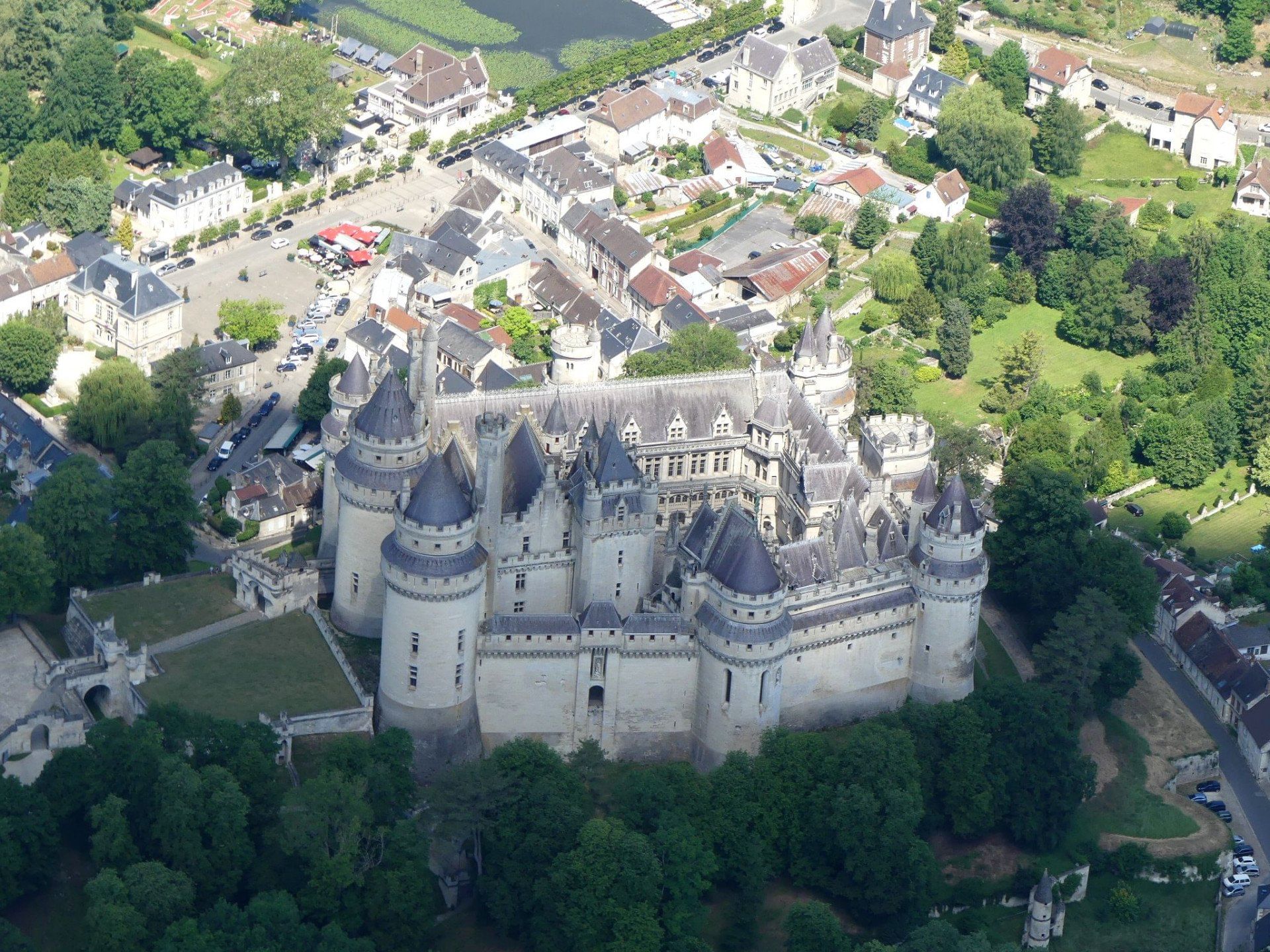 Balade aérienne : Châteaux et Abbayes