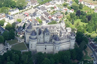 Balade aérienne : Châteaux et Abbayes