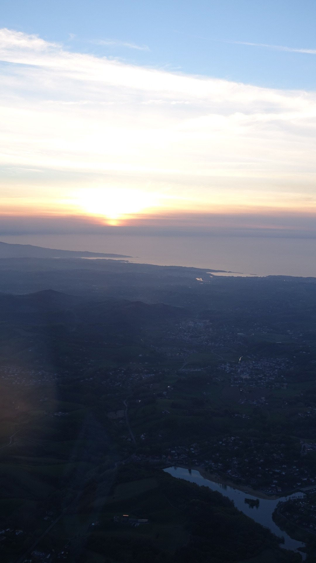 Vol coucher du soleil vers la côte