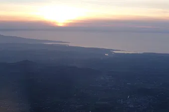 Vol coucher du soleil vers la côte