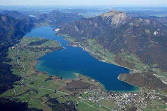 Entdecke die Alpen mit vielen Seen, Tälern und Berggipfeln