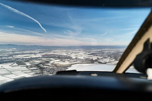 Blick aus dem Cockpit in das verschneite Ried