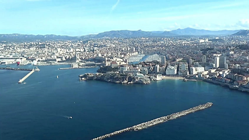 Survol de la côte bleue, Marseille et les Calanques