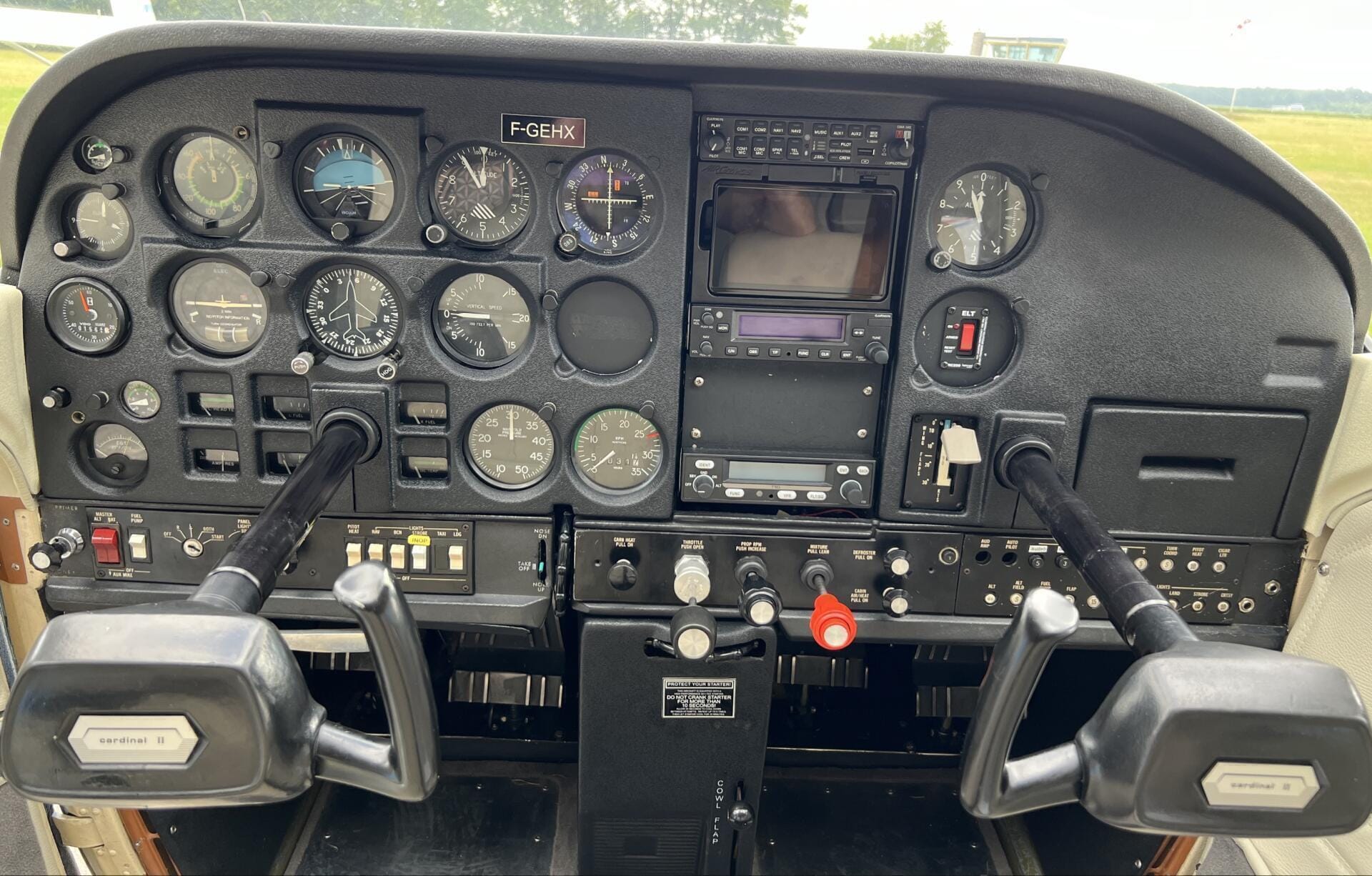 Cockpit Cessna 177