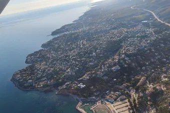 Balade aérienne dans la baie de Marseille et les calanques