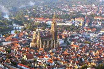 De magnifiques châteaux et la cathédrale de chartres