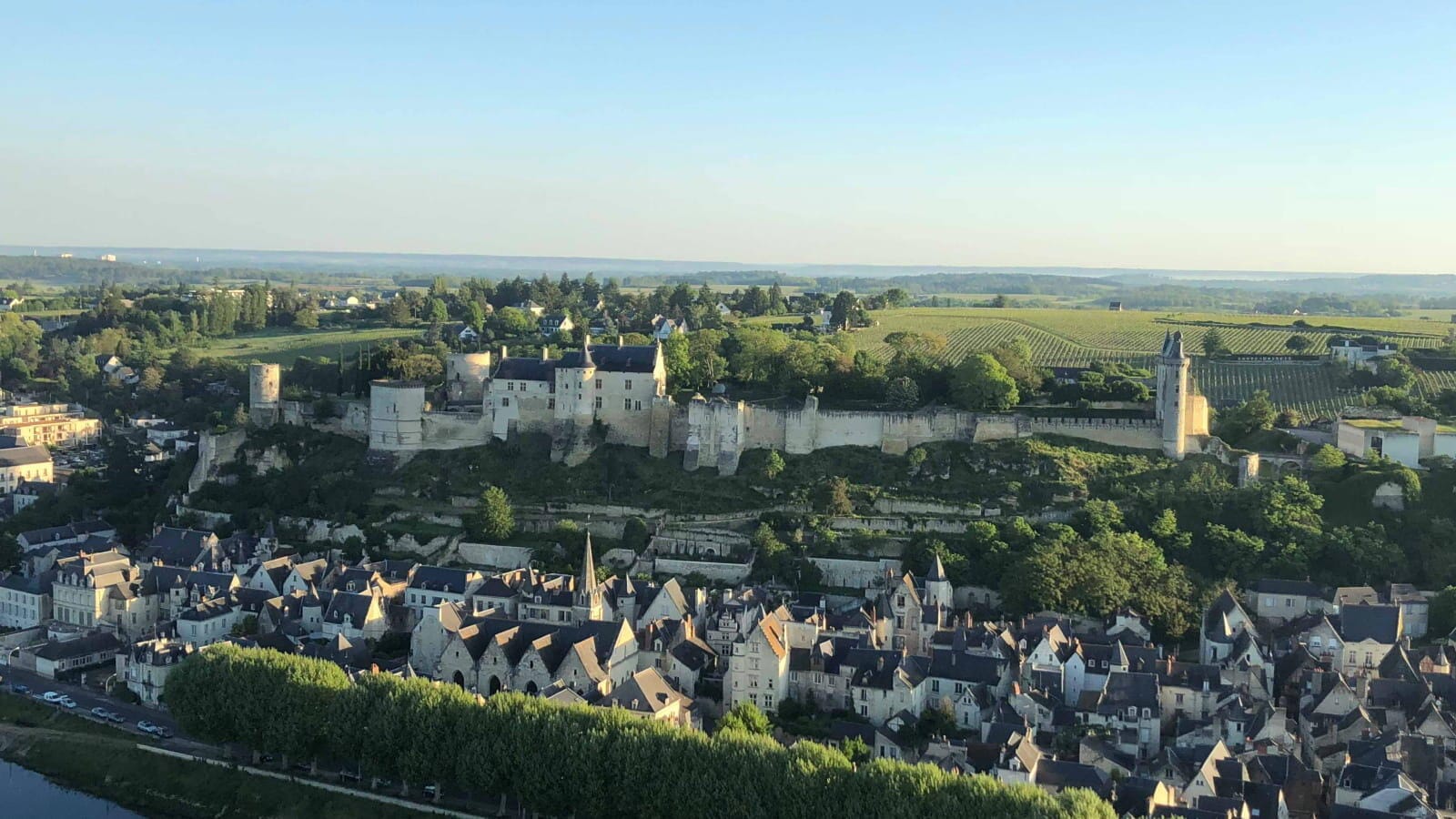 Survol des vallées de la Loire et châteaux environnants