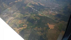 Les causses et le viaduc de Millau depuis les airs