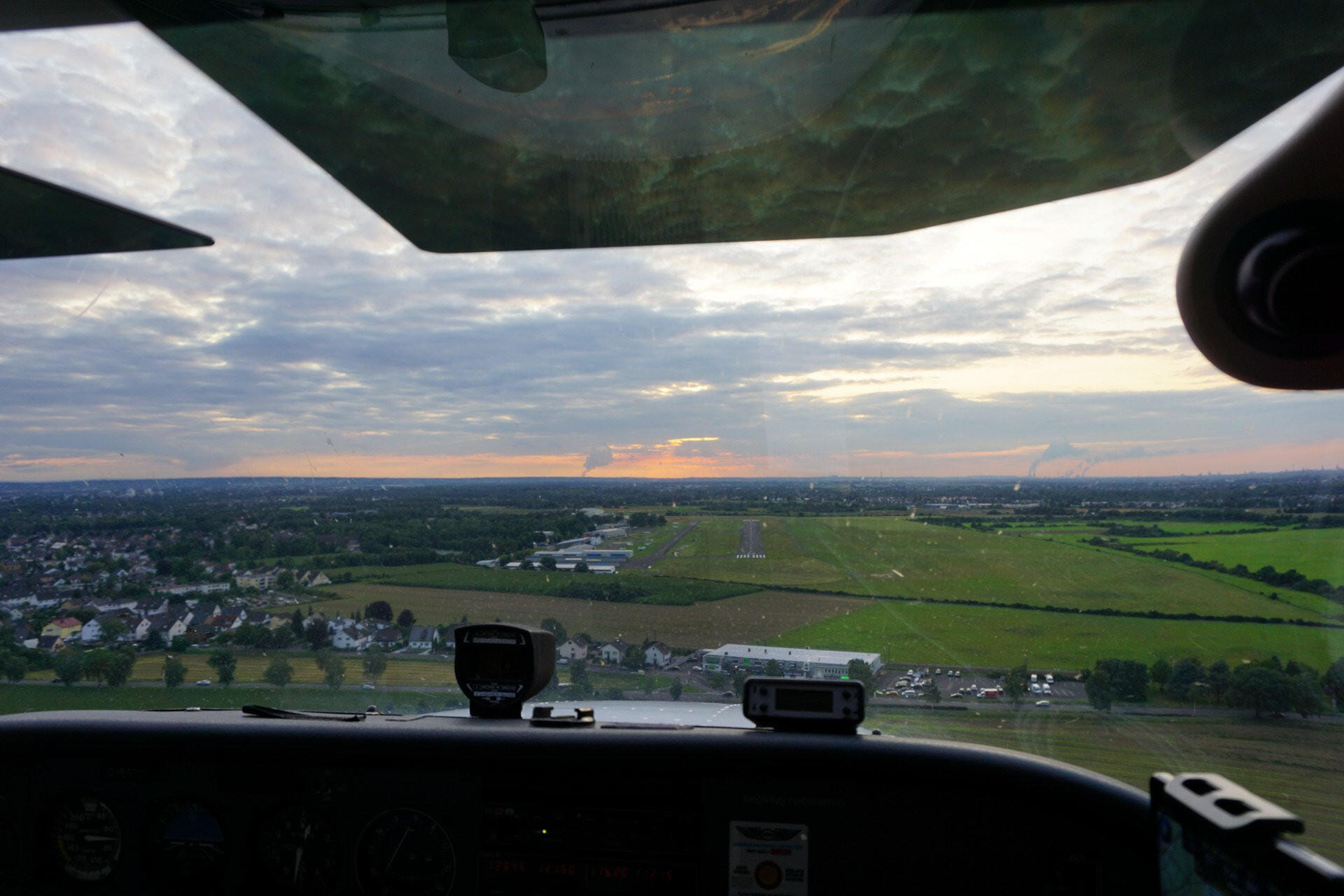 Rundflug: Kölner Dom, Stadion, Phantasialand, Siebengebirge