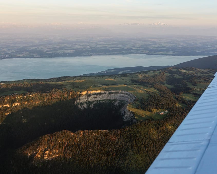 Creux du Van vu du ciel : escapade franco-suisse d’exception