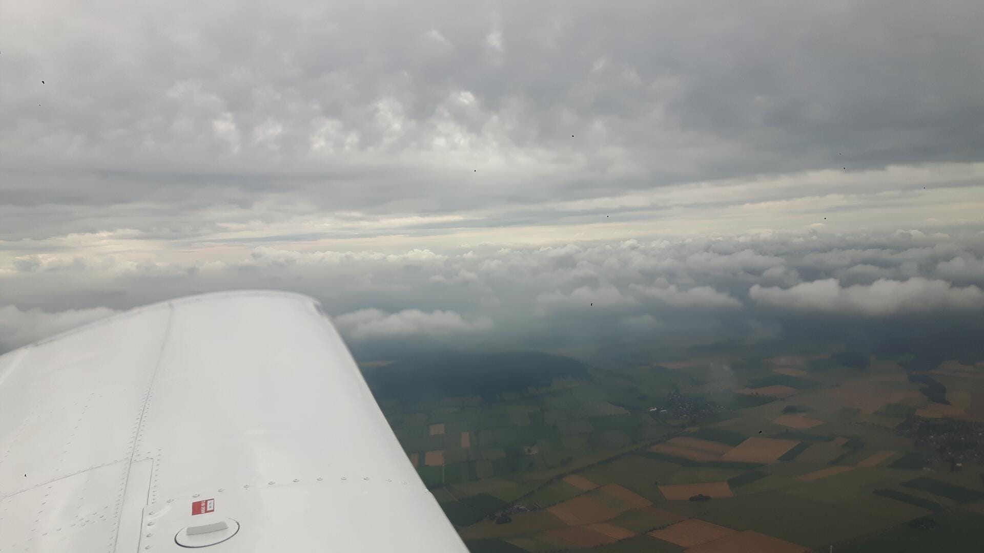 Überlandflug tiefe Wolken
