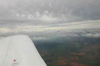 Überlandflug tiefe Wolken