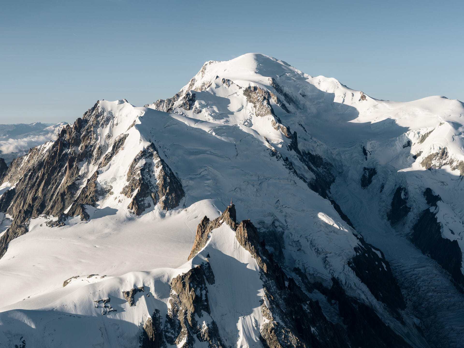 Vue aérienne du Mont Blanc et de l'Aiguille du midi