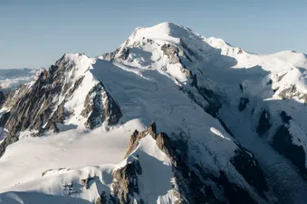 Vue aérienne du Mont Blanc et de l'Aiguille du midi