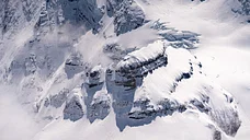 Blick auf die verschneiten Alpen