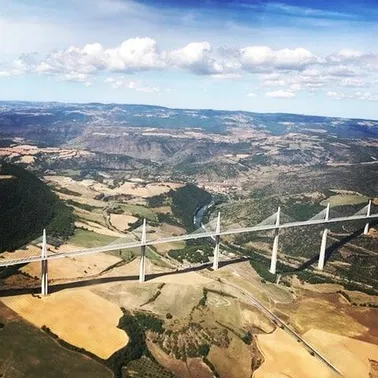 Viaduc de Millau et montagne noire