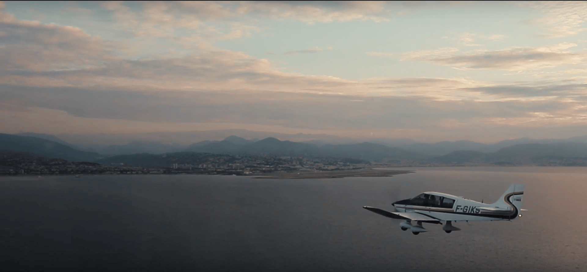 Vol panoramique sur la Côte d’Azur : Cannes, les îles de Lérins, l’Estérel et Saint-Tropez vus du ciel