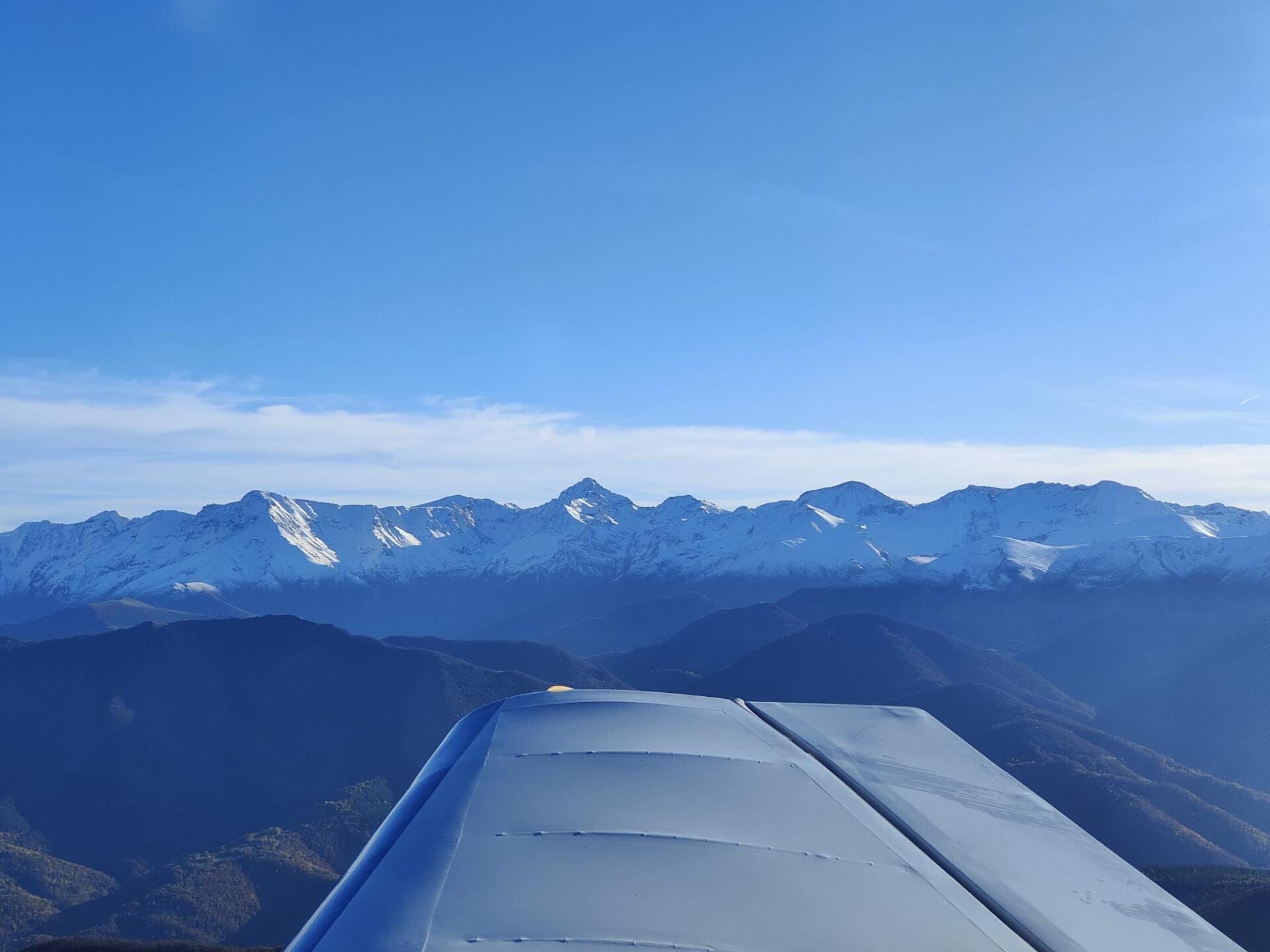 La chaîne des Pyrénées au loin