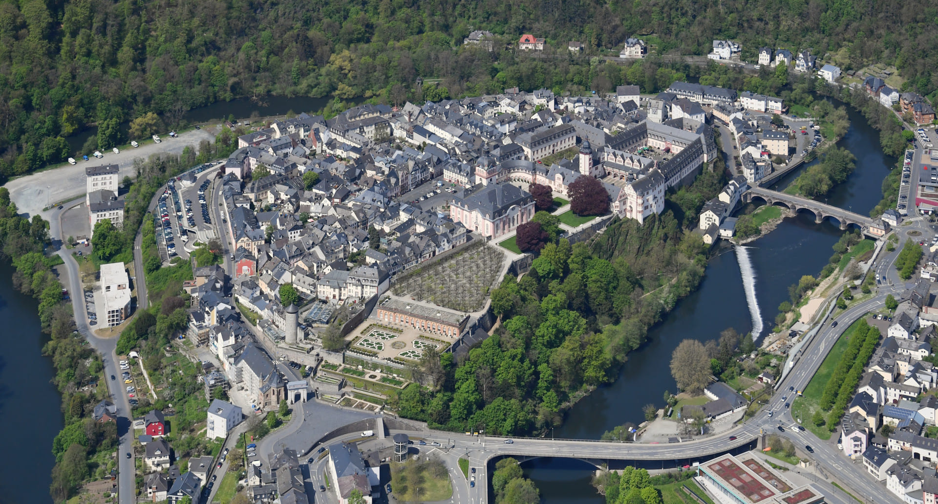 Schloss Weilburg (Carsten Steger, Aerial image of Schloss Weilburg (view from the southeast), CC BY-SA 4.0 )