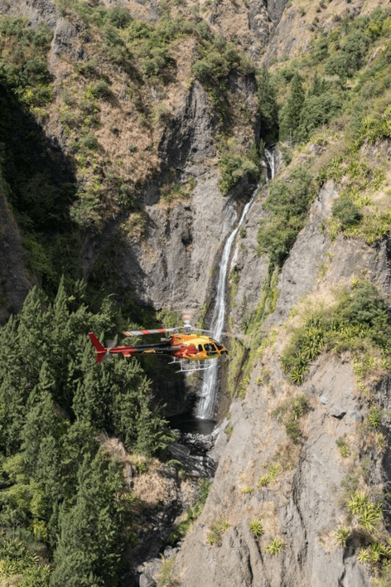 Découvrir les 3 Cirques et Cascades en Hélicoptère