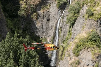 Découvrir les 3 Cirques et Cascades en Hélicoptère