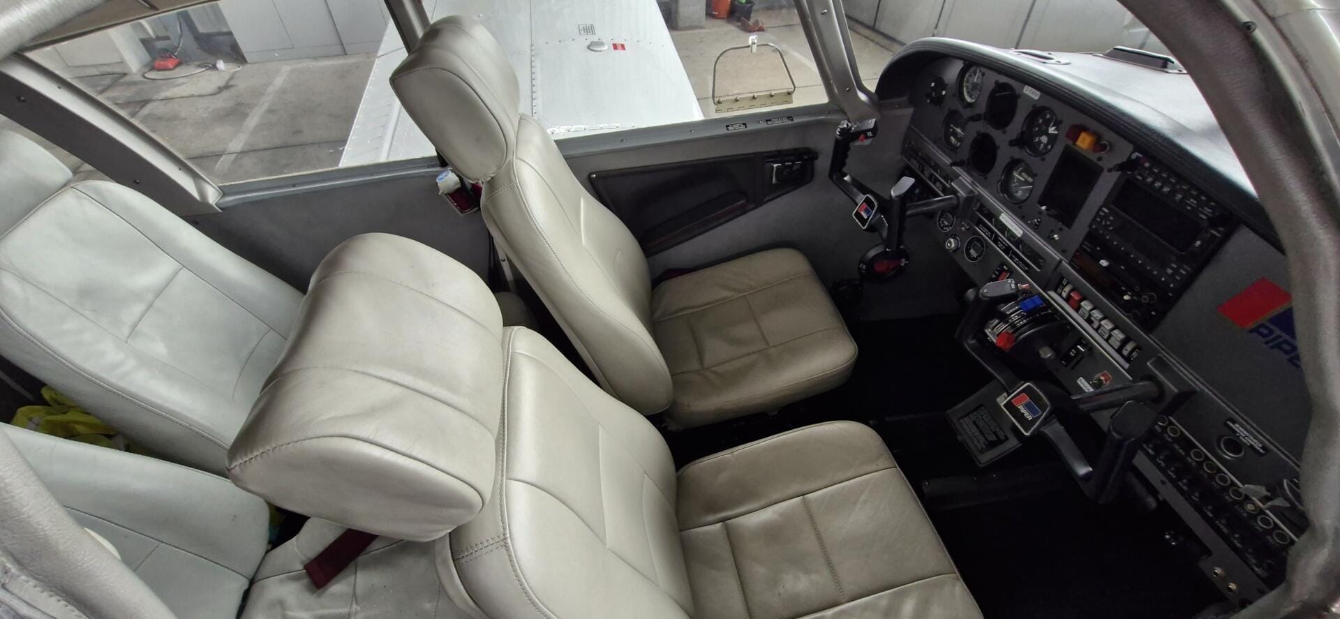 Innenraum des Flugzeugs PA28R