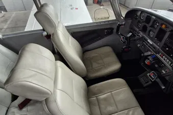 Innenraum des Flugzeugs PA28R