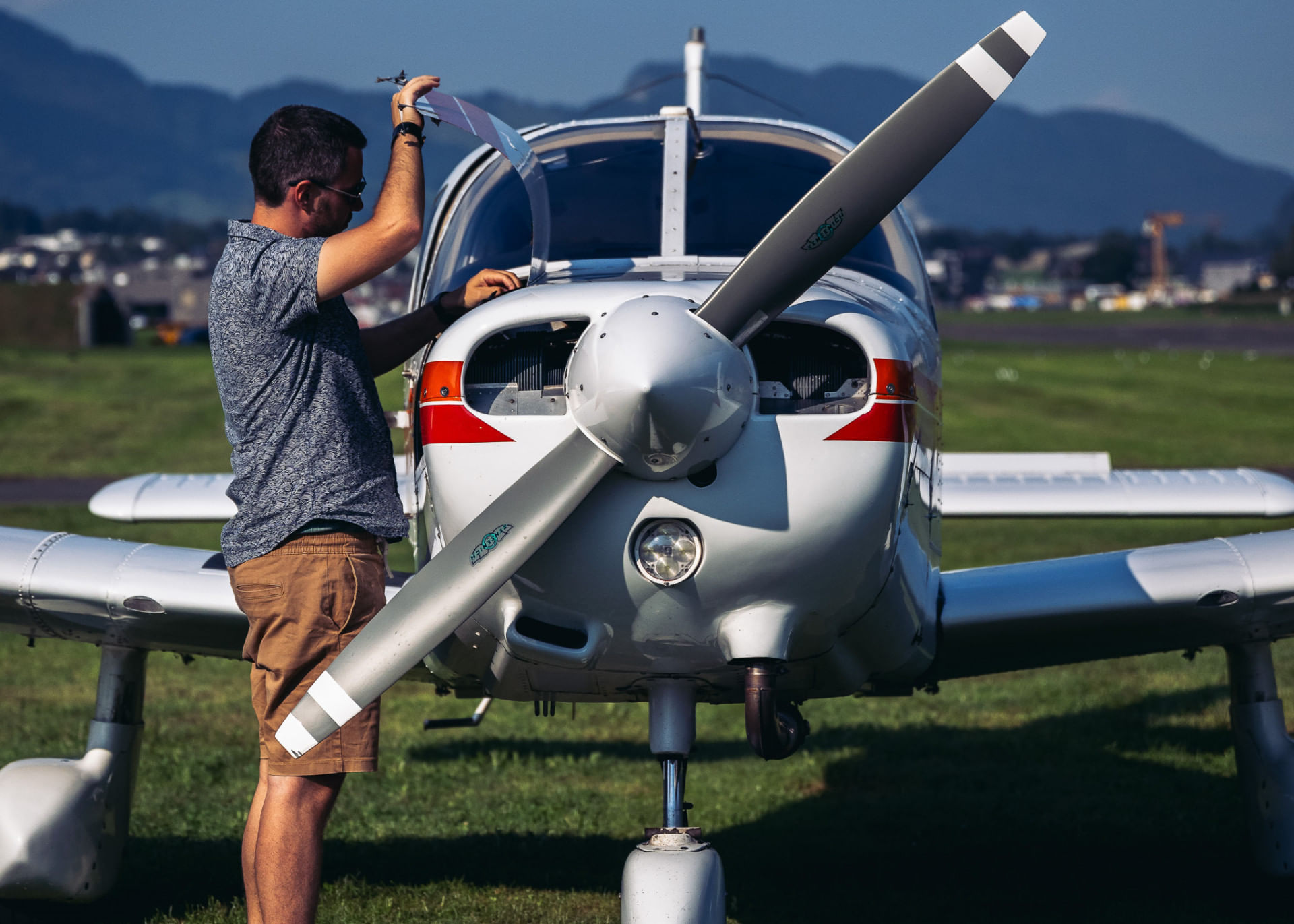 Vorflug Kontrolle, Ölstand wird geprüft