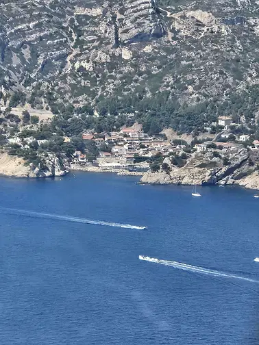 Balade aérienne autour de Marseille et des Calanques