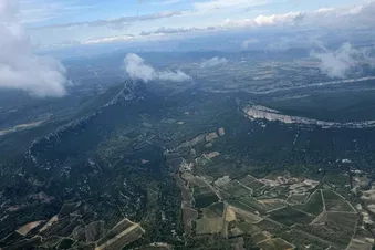Vues vertigineuses du Pic Saint Loup en flight