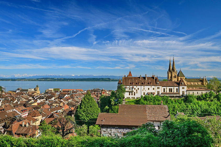 Mittagessen in Neuchâtel und Bad im Strand