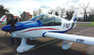 Vue au parking. 2 adultes et 2 enfants ou 3 adultes légers.